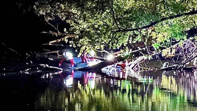 Im Salzachsee, der vor allem bei Spaziergängern und Anglern beliebt ist, wurde am Freitagabend ...