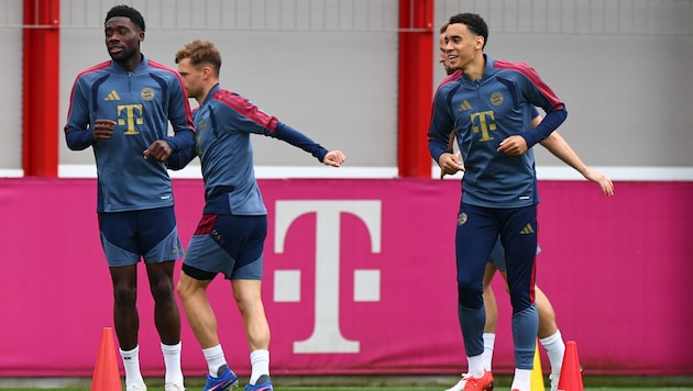 Alphonso Davies (l.) hat sich erneut verletzt.