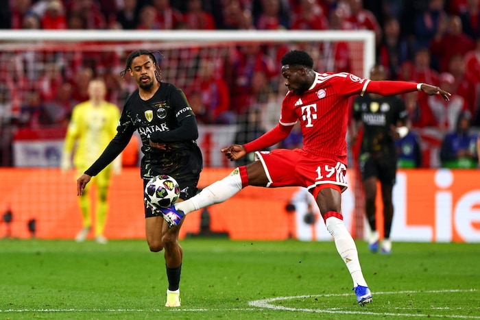 Davies (r.) war gegen PSG in der zweiten Halbzeit eingewechselt worden.