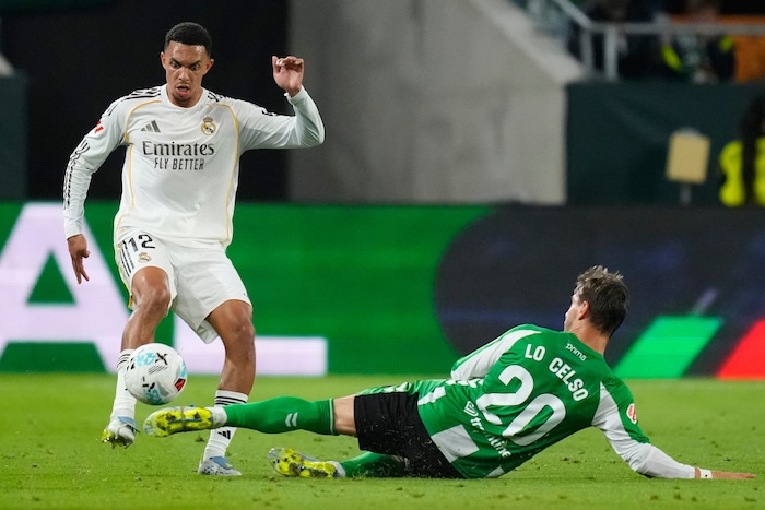 Real Madrids Trent Alexander-Arnold sitzt bei Englands Nationalmannschaft auf der Ersatzbank.