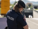 Die Polizei stoppte einen Raser auf der A10 (Symbolbild).
