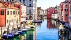 In Chioggia ist ein Kleinbus in einen Kanal gestürzt.
