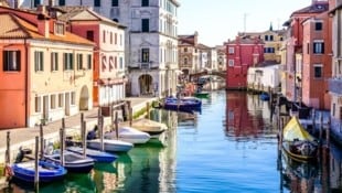 In Chioggia ist ein Kleinbus in einen Kanal gestürzt.