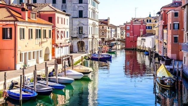In Chioggia ist ein Kleinbus in einen Kanal gestürzt.