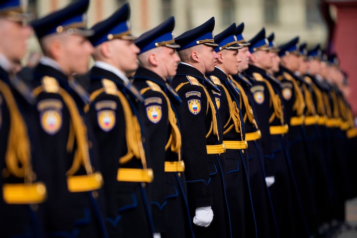 Der abgespeckte Aufmarsch mit weniger Gästen gilt auch als ein Symbol für die Lage in Putins ...