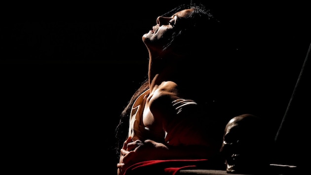 Szene aus dem Konzert: Teatri 35, eine Compagnie aus Neapel, inszeniert „Tableaux vivants“