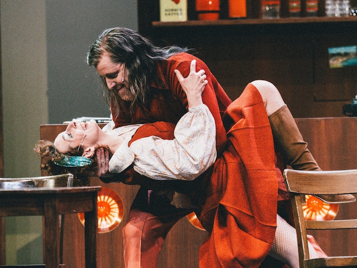 Ein Tanz am Rande des Nervenzusammenbruchs: Anke Stendigk als Jana und Sebastian Schindegger als ...