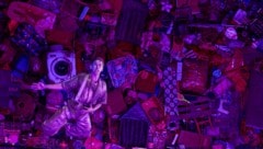 András Kazári als András vor den 3000 Einzelteilen eines Roma-Hauses, das im Akademietheater als ...
