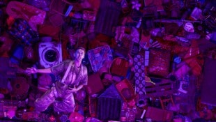 András Kazári als András vor den 3000 Einzelteilen eines Roma-Hauses, das im Akademietheater als ...