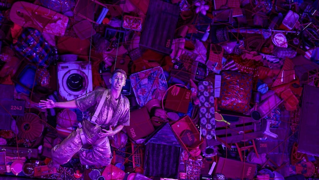 András Kazári als András vor den 3000 Einzelteilen eines Roma-Hauses, das im Akademietheater als ...