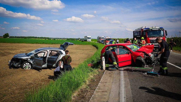 Beide Fahrzeuge wurden bei dem Aufprall schwer beschädigt.