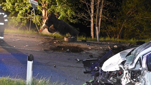Beide Fahrzeuge wurden bei dem Unfall komplett zerstört.