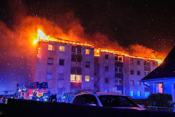 Das ganze Dach wurde ein Raub der Flammen, die Stockwerke darunter vom Löschwasser in ...