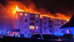 Zu Silvester brannte in Traun ein Mehrparteien- haus. Die Wohnungen wurden stark beschädigt und ...
