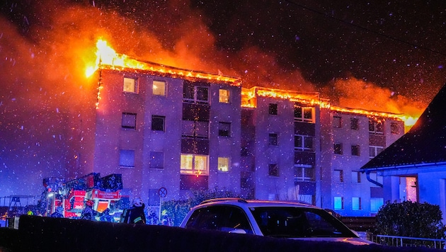 Zu Silvester brannte in Traun ein Mehrparteien- haus. Die Wohnungen wurden stark beschädigt und ...