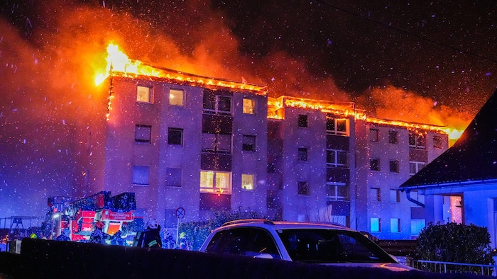 Das ganze Dach wurde ein Raub der Flammen, die Stockwerke darunter vom Löschwasser in ...