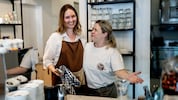 Alleinerzieherin Georgiana (rechts) mit ihrer Chefin Elisabeth Zehetgruber in „Mamas Café“ am ...