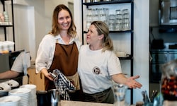 Alleinerzieherin Georgiana (rechts) mit ihrer Chefin Elisabeth Zehetgruber in „Mamas Café“ am ...