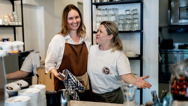 Alleinerzieherin Georgiana (rechts) mit ihrer Chefin Elisabeth Zehetgruber in „Mamas Café“ am ...