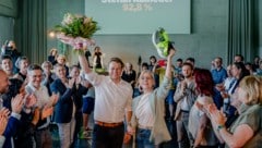 Stefan Kaineder jubelt, Grünen Bundessprecherin Leonore Gewessler gratulierte. 
