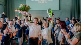 Stefan Kaineder jubelt, Grünen Bundessprecherin Leonore Gewessler gratulierte. 