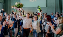 Stefan Kaineder jubelt, Grünen Bundessprecherin Leonore Gewessler gratulierte. 