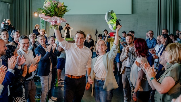 Stefan Kaineder jubelt, Grünen Bundessprecherin Leonore Gewessler gratulierte.