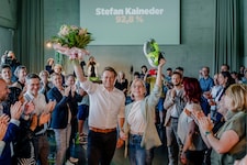 Stefan Kaineder jubelt, Grünen Bundessprecherin Leonore Gewessler gratulierte. 