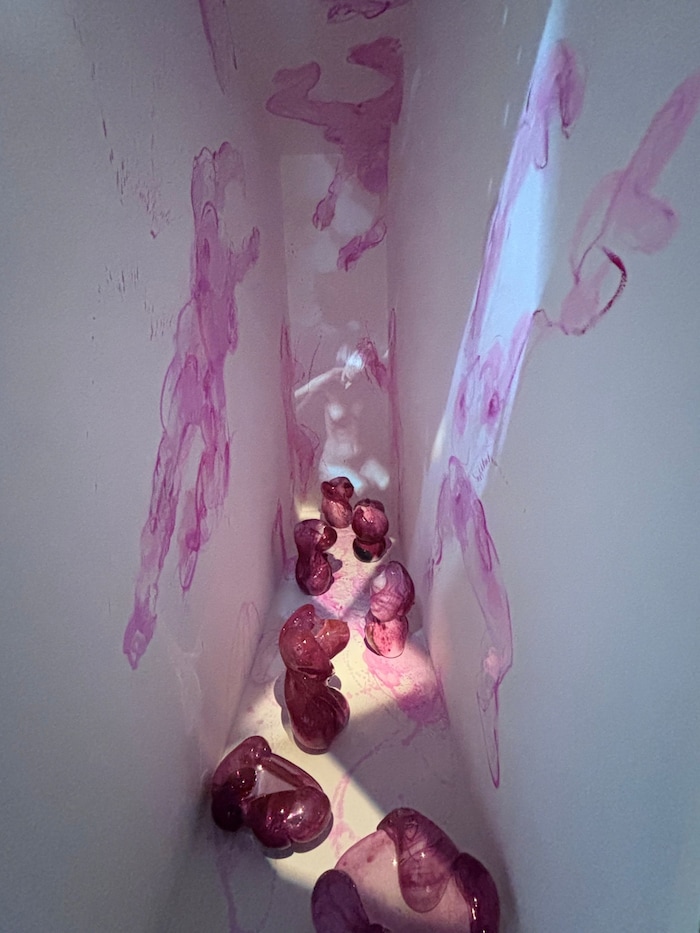 Ines Valentinitsch zeigt ihre Arbeit „Fluid Venus“ (2026) in einer spannenden Biennale-Schau im ...