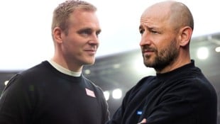 Hoff Thorup (li.) und Helm werden im Derby abgehört.