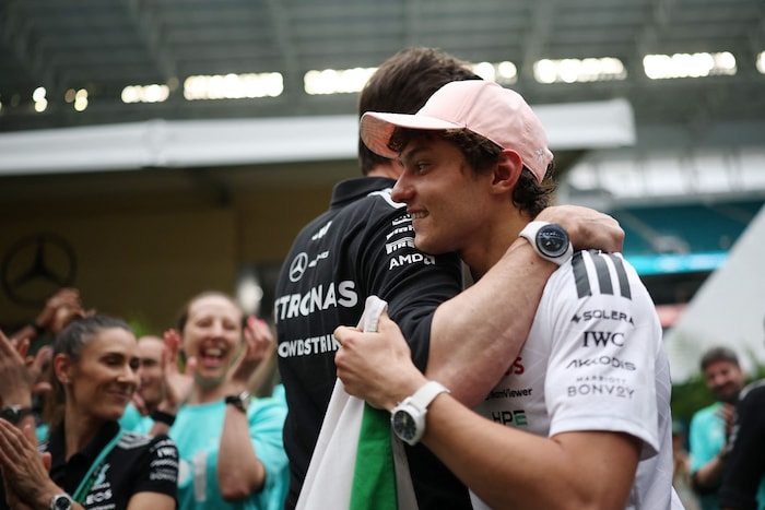 Toto Wolff (li.) jubelt gemeinsam mit Kimi Antonelli.