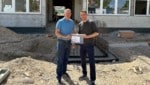 Markus Hofko (l.) und Dieter Egger mit Nachricht aus der Vergangenheit
