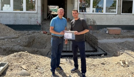 Markus Hofko (l.) und Dieter Egger mit Nachricht aus der Vergangenheit