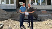 Markus Hofko (l.) und Dieter Egger mit Nachricht aus der Vergangenheit