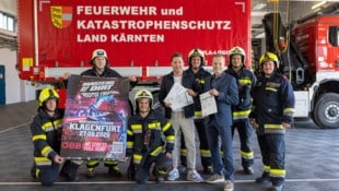 Semtainmentchef Thomas Semmler bei der Kartenübergabe. 