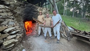Thomas Schimek, Erwin Reichmann, und Gerald Krenn (v.l.n.r.) bewachten den glühenden Ofen.