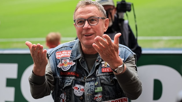 Ralf Rangnick trägt ein spezielles Outfit beim Spiel der Leipziger.