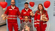 Patienin Nevenka J. mit ihren Lebensrettern Josef Strieg, Raphael Reichberger und Angelina ...