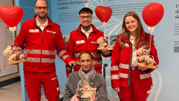Patienin Nevenka J. mit ihren Lebensrettern Josef Strieg, Raphael Reichberger und Angelina ...