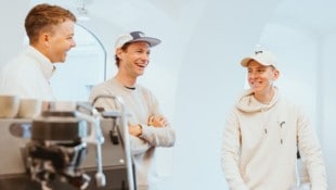 Tadej Pogacar (r.) und Florian Vermeersch (l.) waren auf Besuch im „drip coffee culture“ in ...