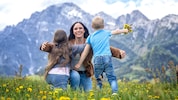 Die Pinzgauerin herzt ihre beiden Kinder (5 und 9 Jahre)