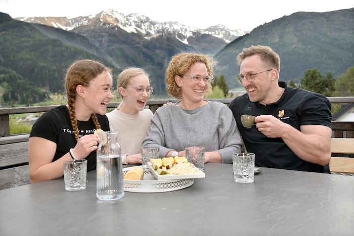 Die Familie hält zusammen: Elisabeth Kalb-Hubauer aus St. Michael mit ihrem Mann Michael und den ...