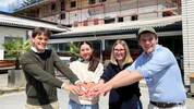 Die Maturanten David Schlick und Paul Janos Esterhazy mit Theresa Johanna Grill und Irina ...