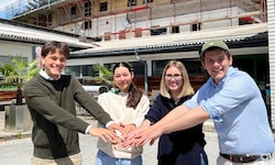 Die Maturanten David Schlick und Paul Janos Esterhazy mit Theresa Johanna Grill und Irina ...