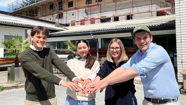 Die Maturanten David Schlick und Paul Janos Esterhazy mit Theresa Johanna Grill und Irina ...