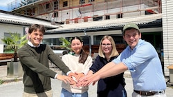 Die Maturanten David Schlick und Paul Janos Esterhazy mit Theresa Johanna Grill und Irina ...