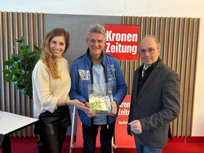 Silvio Samoni (Mitte) überreichte der „Krone“ die Spenden.