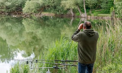 Ein Angler beobachtete den Einsatz vom Ufer schräg gegenüber. Es hätte sich statt eines Toten ja ...