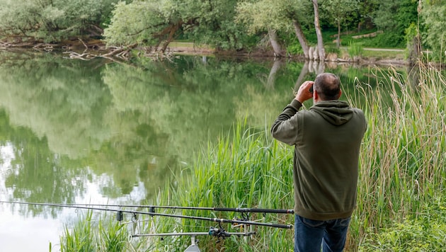 Ein Angler beobachtete den Einsatz vom Ufer schräg gegenüber. Es hätte sich statt eines Toten ja ...