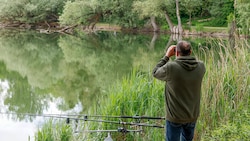Ein Angler beobachtete den Einsatz vom Ufer schräg gegenüber. Es hätte sich statt eines Toten ja ...